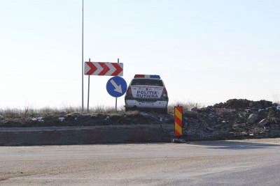 Asta m-am oprit sa fotografiez. De la 200-250 de metri zici ca e masina cu radar sau ceva control si uite asa reduci mult viteza. Ce e drept, vine si rondul in care se iese de pe autostrada Sibiului catre Saliste