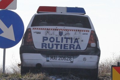 Acolo se afla pisicul cu care m-am pricopsit. E undeva in partea de jos, chiar langa roata stanga (i se vede doar capul). Am taiat din fotografia mare, ca sa se vada mai bine