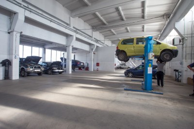 Hala imensa cu 6 elevatoare doar pentru operatiunile de mecanica.