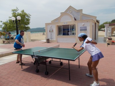 La un Ping-pong cu una din animatoarele de acolo.
