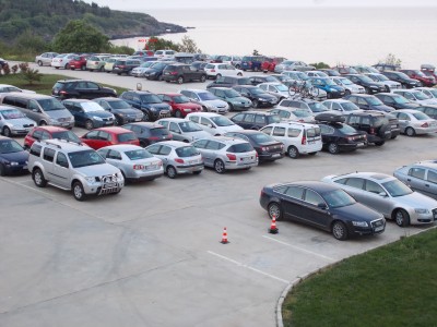 Un bubu mic, intr-o mare de masini, toate cu "RO". E doar o parte din parcare