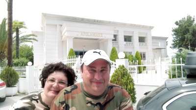 Asa s-au gandit ei sa numeasca hotelul. E loc de pelerinaj pentru romani, se fac selfie-uri la greu :)